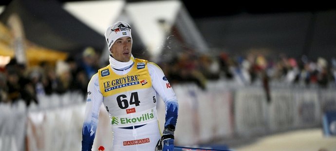 Švédský běžkař Halvarsson si musel po doběhu do cíle ve finské Ruce rozmrazovat svou chloubu.