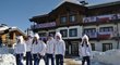 Čeští běžci na lyžích před českým domem v olympijské vesnici Sloboda. Z šesti závodníků startoval v závodě na 15 kilometrů jediný.