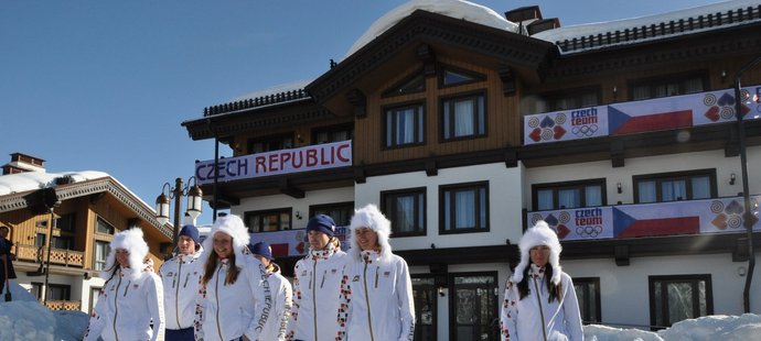 Čeští běžci na lyžích před českým domem v olympijské vesnici Sloboda. Z šesti závodníků startoval v závodě na 15 kilometrů jediný.