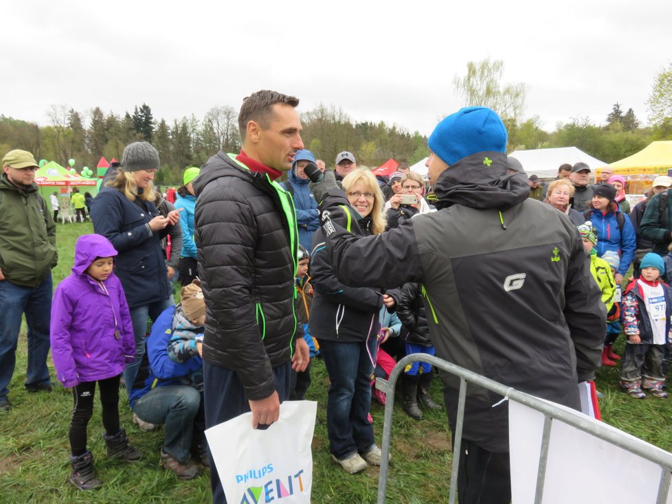 Dvojčata narozená ve 25. týdnu těhotenství s porodní vahou 650 g a 720 g dekoruje slavný desetibojař Roman Šebrle v holinách ze své poslední olympiády v Londýně.