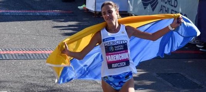 Na Napoli City Half Maratonu se projevilo i aktuální dění, když Sofiia Jaremčuková proběhla cílem s ukrajinskou vlajko. Doběhla si pro třetí místo