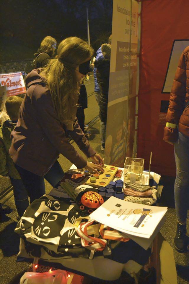 Tak zvané sluchové pexeso jsou vlastně kostky naplněné různým obsahem, korálky nebo roličkou. Musíte hledat s pásku na očích stejné dvojice.