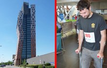 Běh na nejvyšší budovu Česka: Parašutista ji zdolal o berlích!