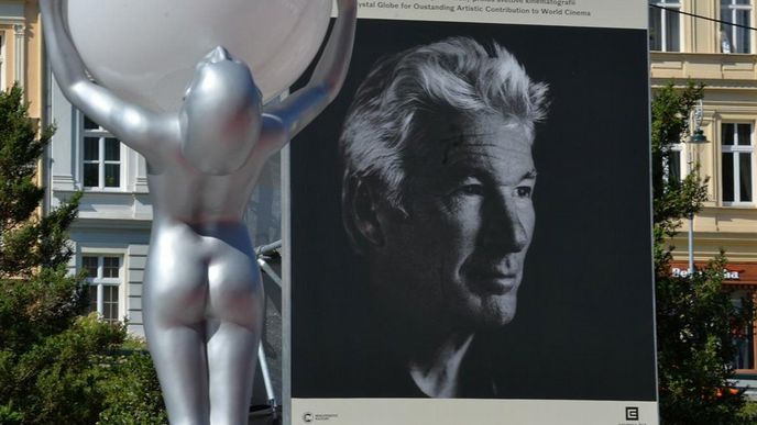 Během dnešního slavnostního zahájení dostane Richard Gere cenu za přínos světové kinematografii