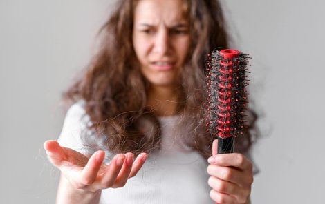 Vypadávání vlasů: 5 příčin a jedno řešení