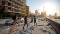 Vybuchlý sklad v Bejrútu a jeho zdevastované okolí