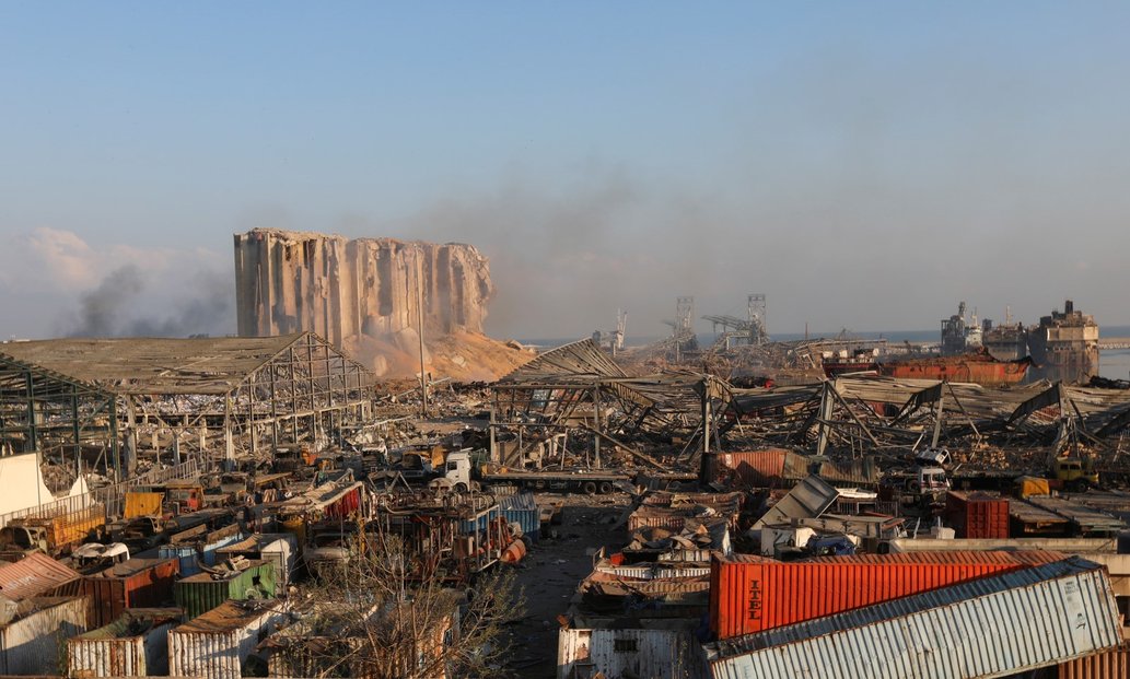 Vybuchlý sklad v Bejrútu a jeho zdevastované okolí
