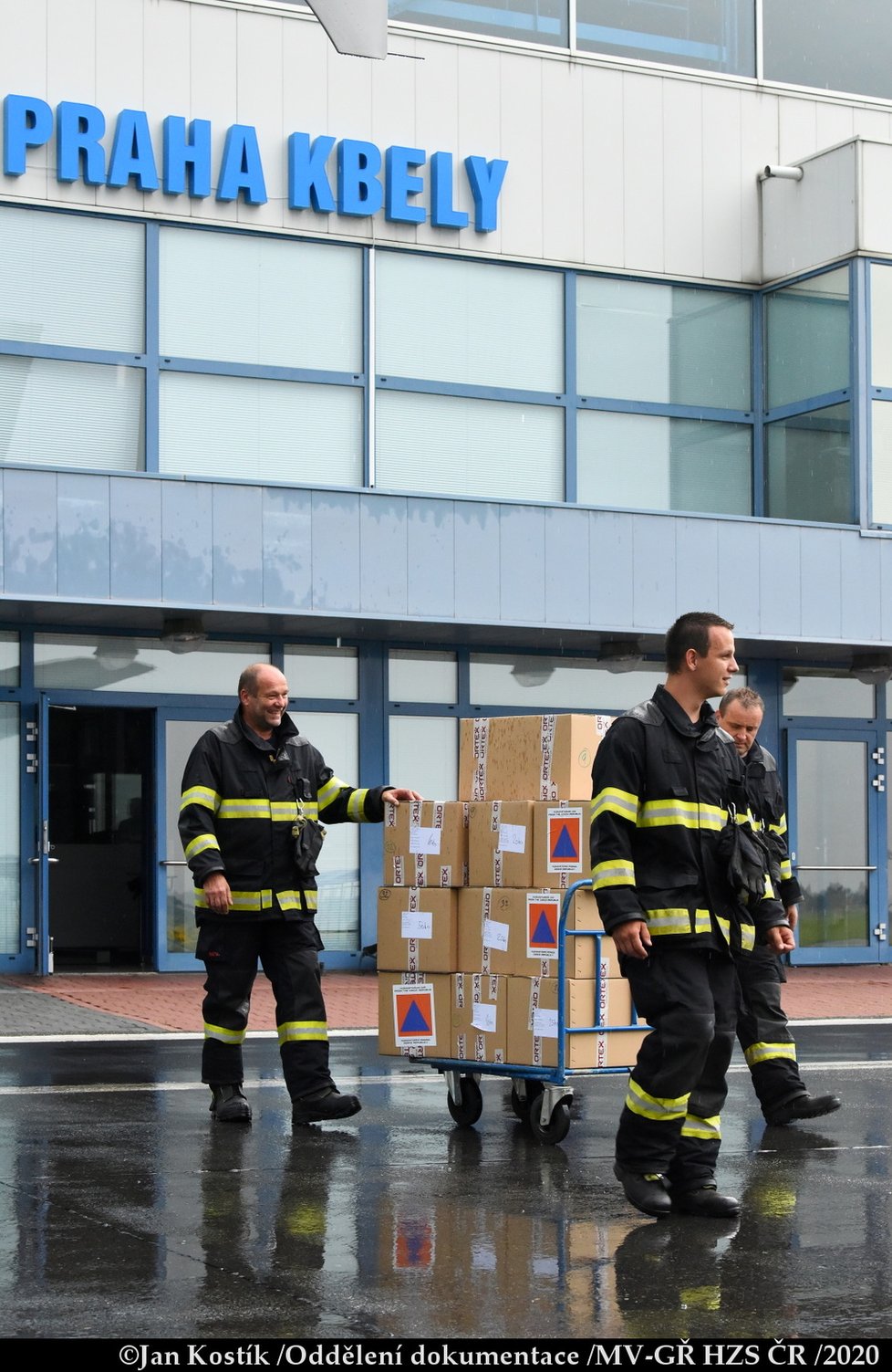 Čeští záchranáři se vrací po týdnu z Bejrútu domů.