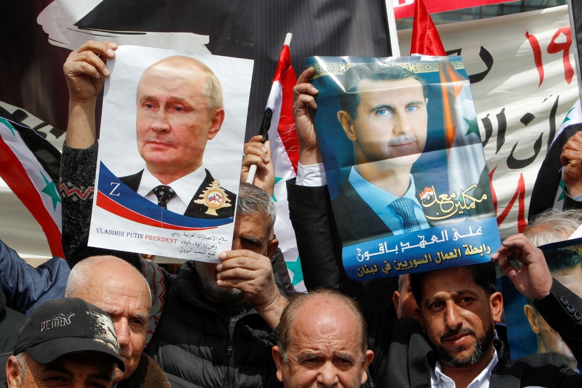 V libanonském hlavním městě Bejrútu dnes před pobočkou OSN demonstrovaly desítky lidí na podporu Ruska ve válce na Ukrajině (20. 3. 2022)