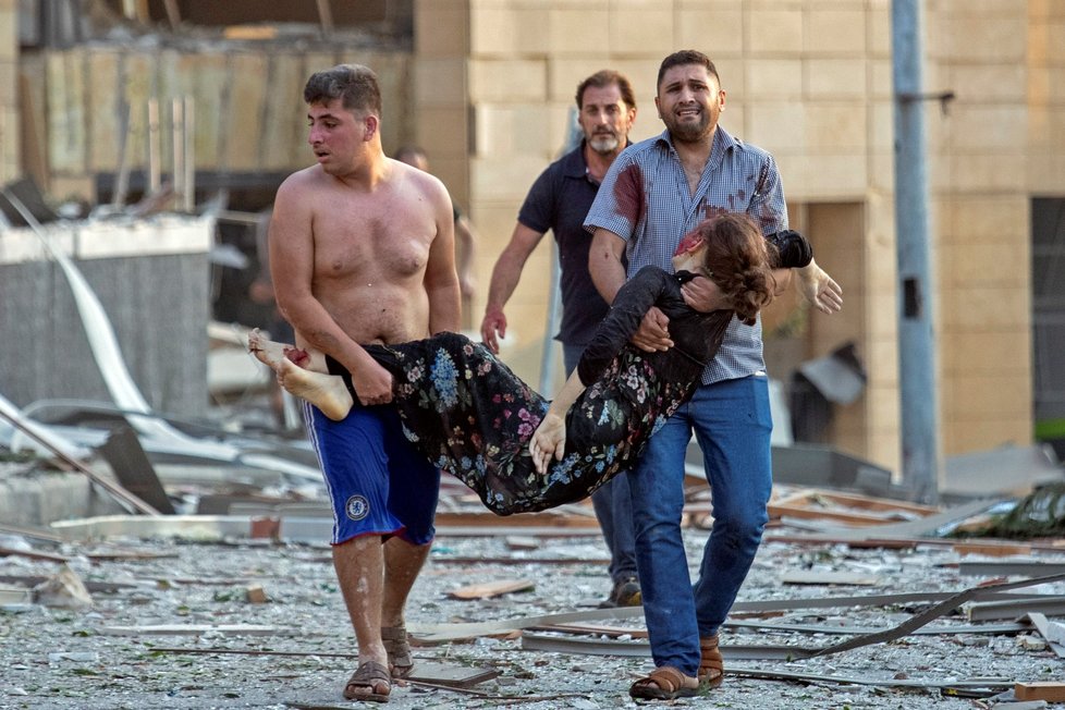 Masivní exploze v Libanonu si vyžádala přes 70 obětí a 4 tisíce zraněných. Nemocnice jsou přeplněné, jedna byla navíc explozí zasažena (5.8.2020)