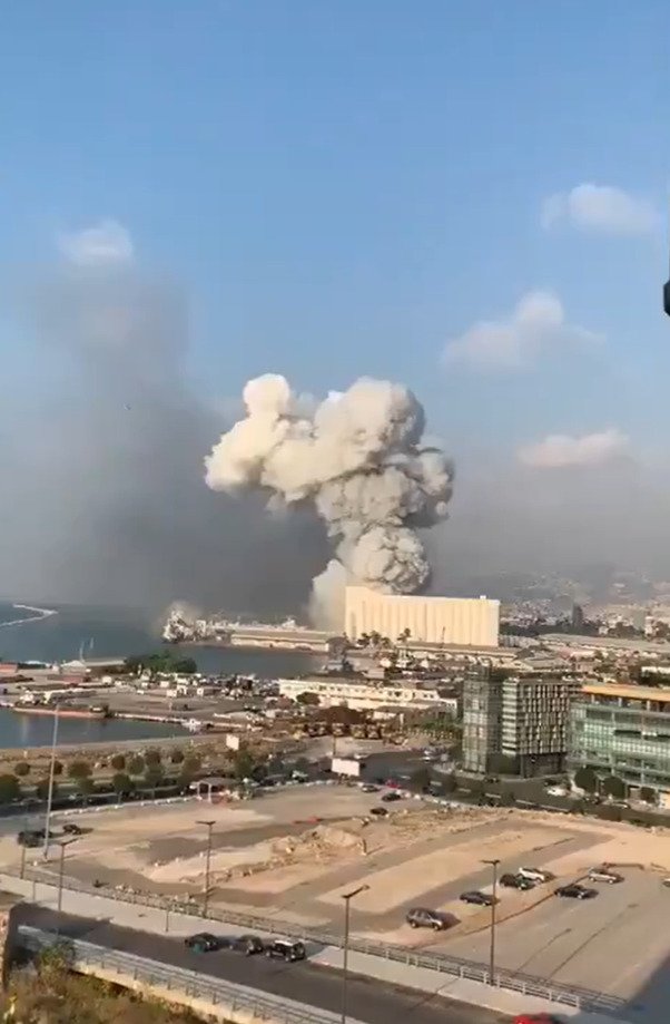Silné výbuchy v libanonské metropoli Bejrútu nepřežilo nejméně deset lidí. (4.8.2020)