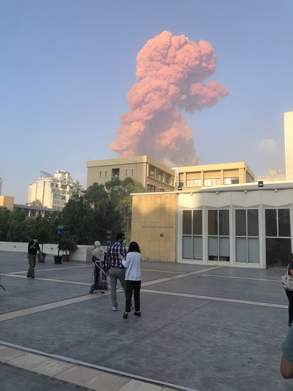 Silné výbuchy v libanonské metropoli Bejrútu nepřežilo nejméně deset lidí. (4.8.2020)