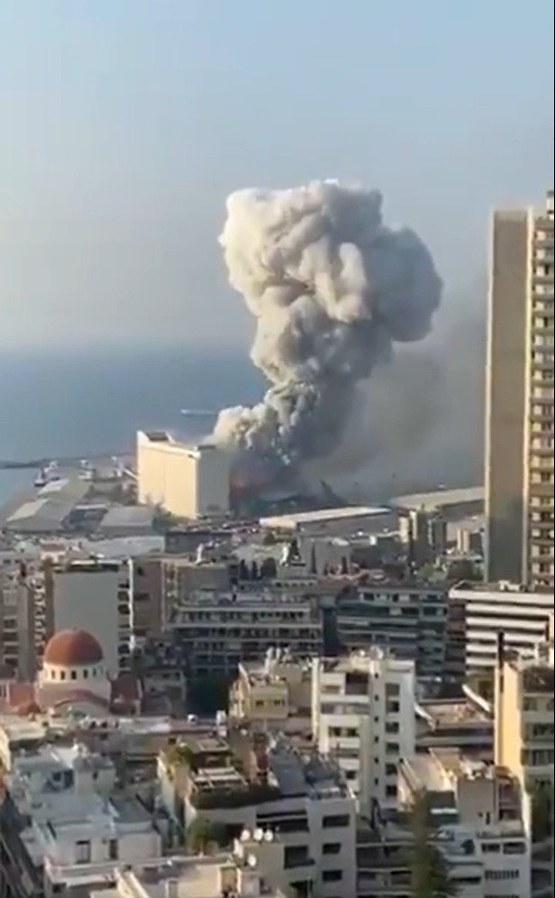 Silné výbuchy v libanonské metropoli Bejrútu nepřežilo nejméně deset lidí. (4. 8. 2020)