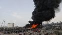 V bejrútském přístavu hasí požár ve skladu pneumatik.