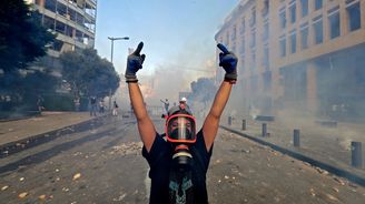 Policie rozháněla demonstranty v Bejrútu slzným plynem. Chceme zabít vládu, zní z ulic 