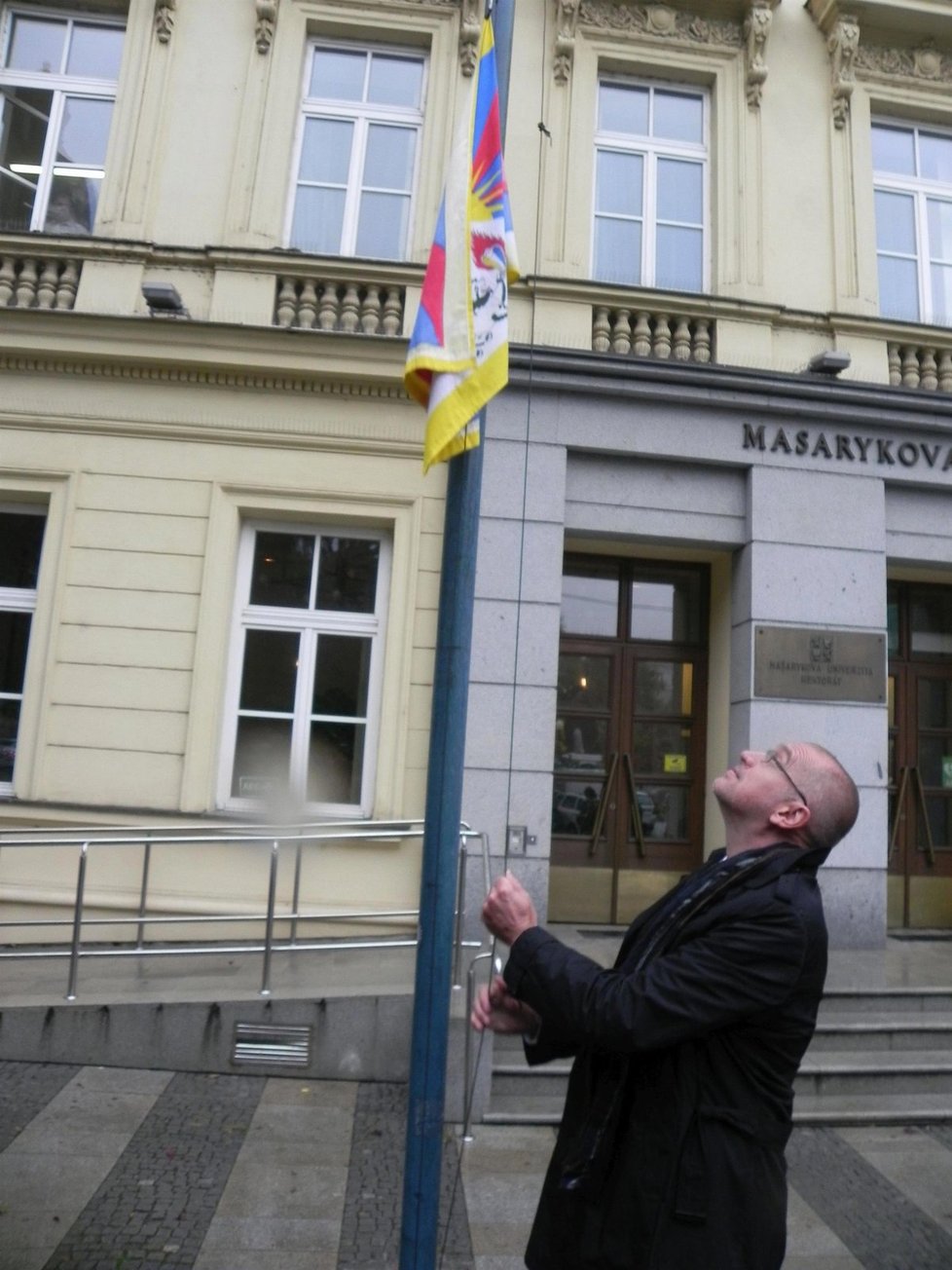 Rektor Masarykovy univerzity Mikuláš Bek vyvěsil tibetskou vlajku.