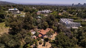 Nevlastní bratr Usámy bin Ládina Ibrahím prodává vilu ve čtvrti Bel Air v Los Angeles. Sídlo je k mání za 28 milionů amerických dolarů (víc jak 600 milionů Kč).