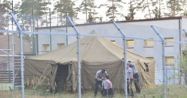 Uprchlíkům v Bělé postavili stany. Azyl u nás žádají jen jednotlivci, většina chce pryč