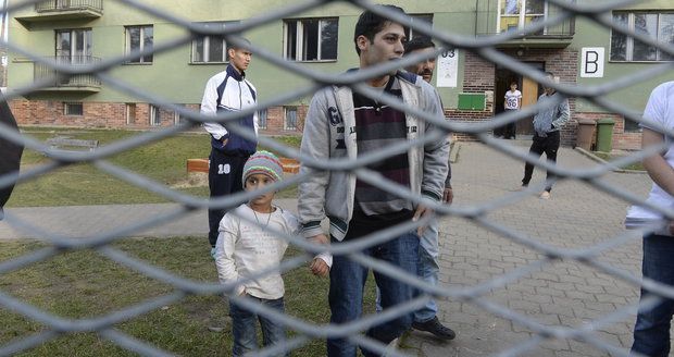 Stovky milionů na uprchlíky vyletěly oknem? Česko netuší, komu dotace pomohly