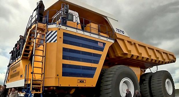 Obr BelAZ 75710: Největší důlní sklápěč v akci