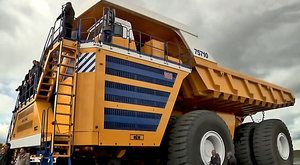 Obr BelAZ 75710: Největší důlní sklápěč v akci