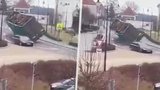 Kamion v Bělčicích málem rozdrtil auto v zatáčce: Řidič unikl smrti o 5 vteřin!