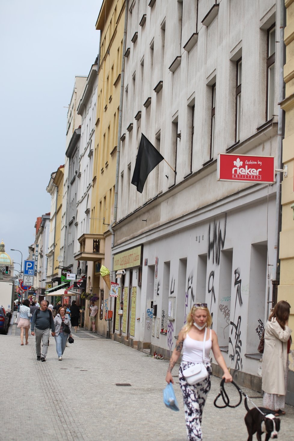 Takto to před vinohradským úřadem práce vypadalo několik dní po vraždě jedné z tamních úřednic. Na svědomí by ji podle policistů měl mít Jiří D. (1. červenec 2021).