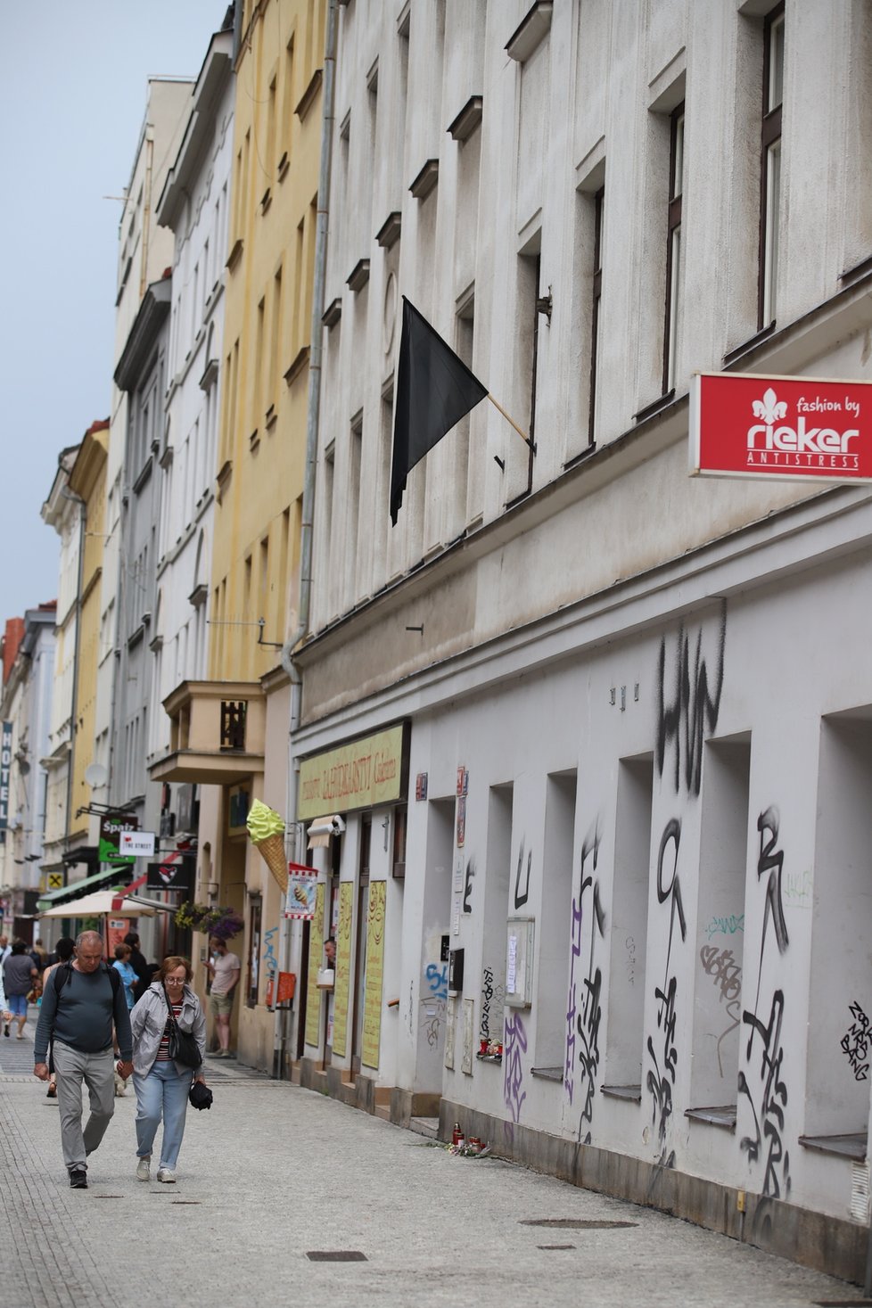 Takto to před bělehradským úřadem práce vypadalo několik dní po vraždě jedné z tamních úřednic. Na svědomí by ji podle policistů měl mít Jiří D. (1. červenec 2021)