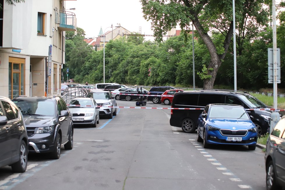 Vůz Jiřího D., který je podezřelý z vraždy úřednice vinohradského úřadu práce, nalezli pražští policisté ve Vnislavově ulici na Vyšehradě v úterý večer. Panovaly obavy, zda neukrývá výbušniny (29. června 2021).