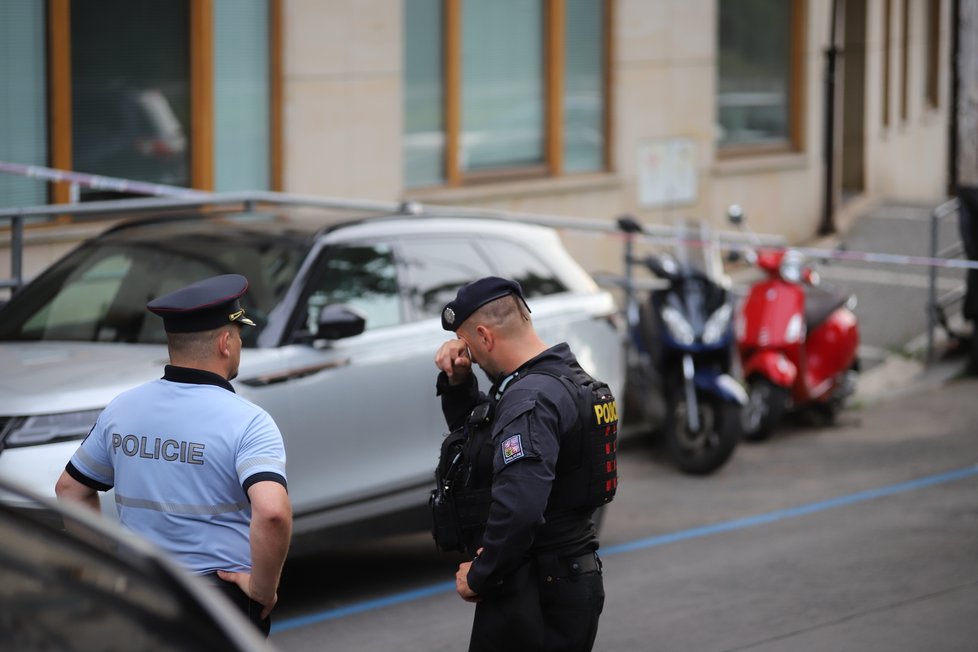 Vůz Jiřího D., který je podezřelý z vraždy úřednice vinohradského úřadu práce, nalezli pražští policisté ve Vnislavově ulici na Vyšehradě v úterý večer. Panovaly obavy, zda neukrývá výbušniny. (29. června 2021)