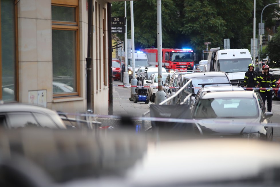Vůz Jiřího D., který je podezřelý z vraždy úřednice vinohradského úřadu práce, nalezli pražští policisté ve Vnislavově ulici na Vyšehradě v úterý večer. Panovaly obavy, zda neukrývá výbušniny. (29. června 2021)