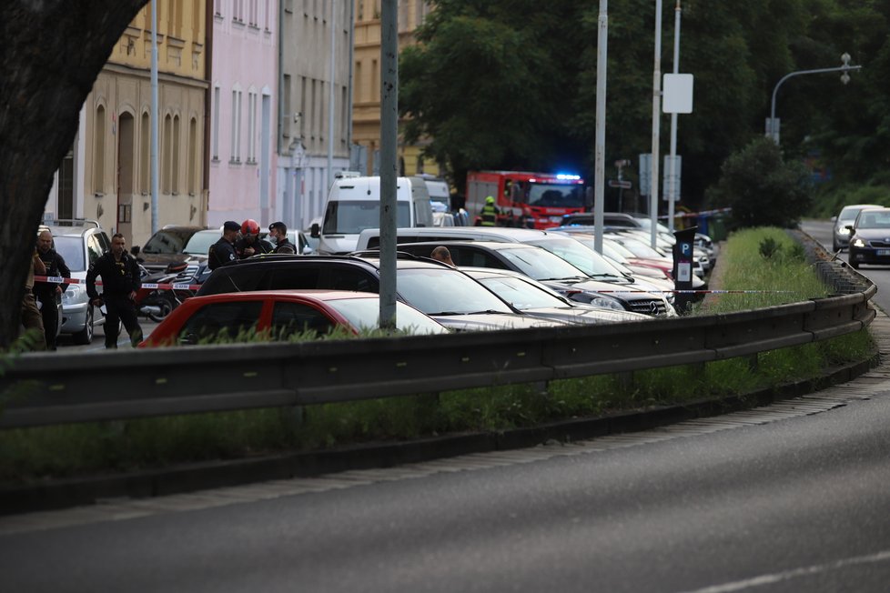 Vůz Jiřího D., který je podezřelý z vraždy úřednice vinohradského úřadu práce, nalezli pražští policisté ve Vnislavově ulici na Vyšehradě v úterý večer. Panovaly obavy, zda neukrývá výbušniny (29. června 2021).