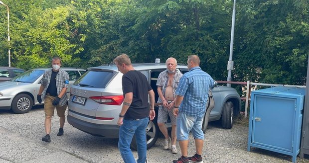 Jiří D. je podezřelý z vraždy úřednice vinohradského úřadu práce. Policie jej spojuje také s útokem kyselinou na jinou ženu. Dopaden byl v centru Prahy. (29. června 2021)