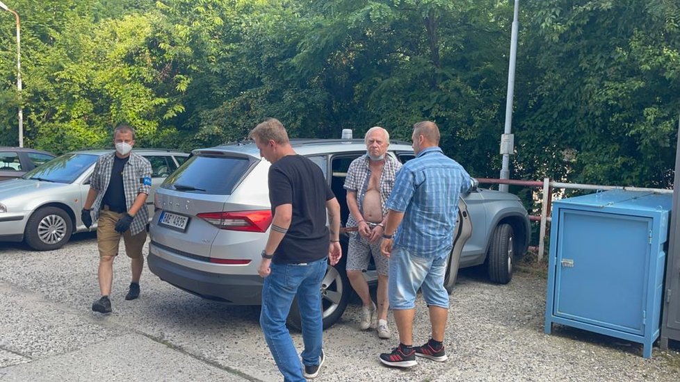 Jiří D. je podezřelý z vraždy úřednice vinohradského úřadu práce. Policie jej spojuje také s útokem kyselinou na jinou ženu. Dopaden byl v centru Prahy. (29. června 2021)