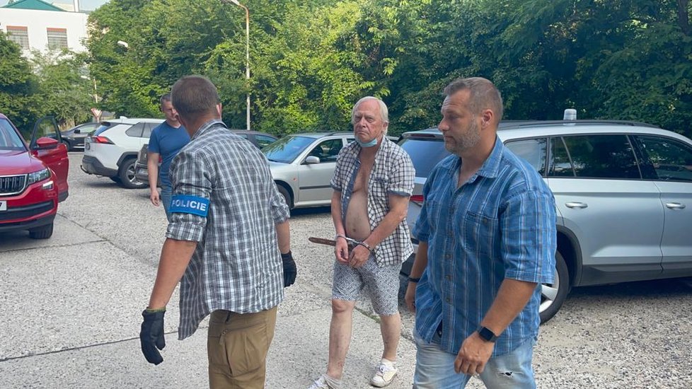 Jiří D. je podezřelý z vraždy úřednice vinohradského úřadu práce. Policie jej spojuje také s útokem kyselinou na jinou ženu. Dopaden byl v centru Prahy (29. června 2021).