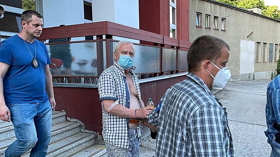 Jiří D. je podezřelý z vraždy úřednice vinohradského úřadu práce. Policie jej spojuje také s útokem kyselinou na jinou ženu. Dopaden byl v centru Prahy (29. června 2021).