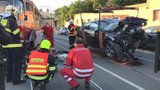 Tramvaj v Nuslích sešrotovala auto a vykolejila! Dva zranění, tramvaje jezdily oklikou
