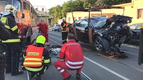 Nehoda auta a tramvaje v Bělehradské ulici, 9. srpna 2019.