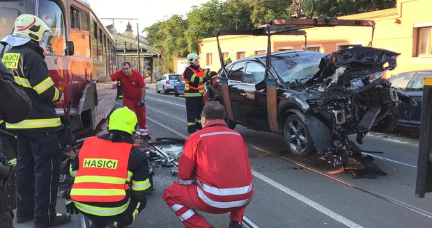 Tramvaj v Nuslích sešrotovala auto a vykolejila! Dva zranění, tramvaje jezdily oklikou