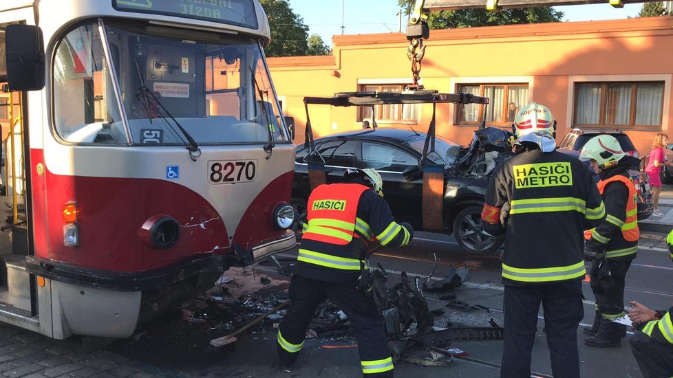 Nehoda auta a tramvaje v Bělehradské ulici, 9. srpna 2019.