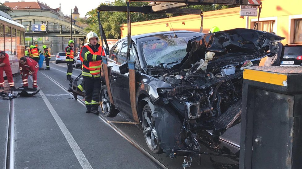 Nehoda auta a tramvaje v Bělehradské ulici, 9. srpna 2019.