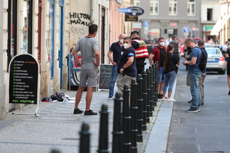 Kriminalisté v Palackého ulici dopadli nebezpečného střelce, který střílel na úřadu práce na Vinohradech (29. červen 2021).