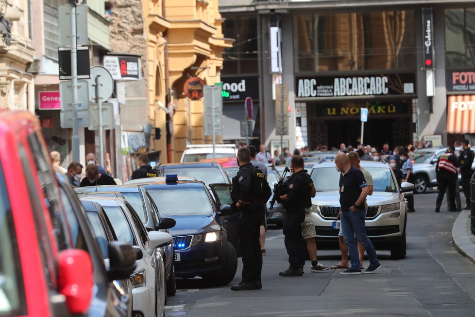 Kriminalisté v Palackého ulici dopadli nebezpečného střelce, který střílel na úřadu práce na Vinohradech (29. červen 2021).