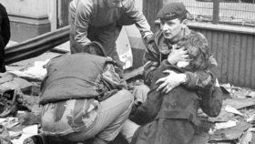 Dojemná fotografie, na které je Češka Blanka Sochorová a neznámý voják, který jí pomohl, tehdy obletěla světová média