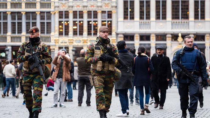 belgická policie a armáda hlídkuje v ulicích