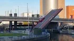 Scéna jak z akčního filmu se odehrála v belgickém Leuvenu. Auto vjelo na most, který se ale začal zvedat, jelikož pod ním měla projet loď.