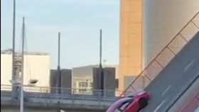 Scéna jak z akčního filmu se odehrála v belgickém Leuvenu. Auto vjelo na most, který se ale začal zvedat, jelikož pod ním měla projet loď.