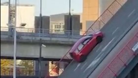 Scéna jak z akčního filmu se odehrála v belgickém Leuvenu. Auto vjelo na most, který se ale začal zvedat, jelikož pod ním měla projet loď.