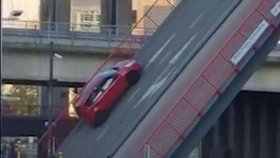 Scéna jak z akčního filmu se odehrála v belgickém Leuvenu. Auto vjelo na most, který se ale začal zvedat, jelikož pod ním měla projet loď.