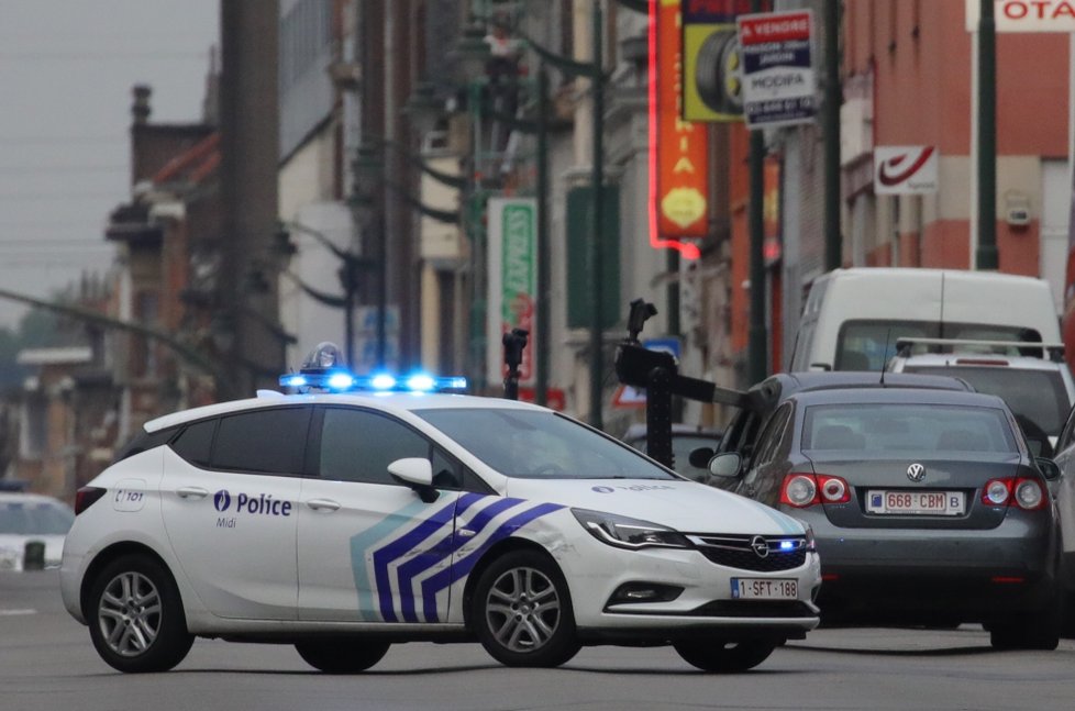 Belgická policie zadržela v úterý večer v metropoli Bruselu ujíždějícího řidiče. Ten tvrdí, že v jeho vozidle je výbušnina.